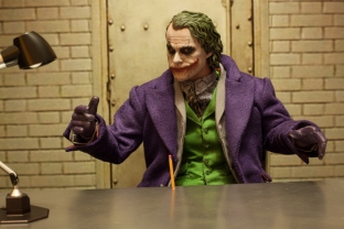 The Dark Knight Hot Toys DX-11 The Joker 2.0 16 Scale Collectible Movie Figure (1)