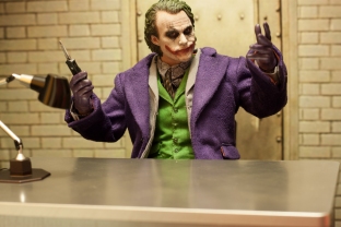 The Dark Knight Hot Toys DX-11 The Joker 2.0 16 Scale Collectible Movie Figure (6)